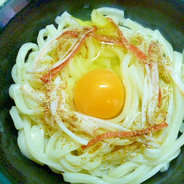 冷凍うどんで簡単♪カニカマのせ釜玉うどん